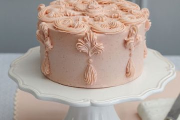 {table for two | recipe : victoria sponge cake with buttercream frosting}