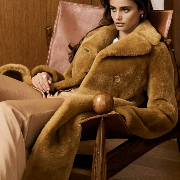 Fashion Editorial: Taylor Hill by Hanna Tveite for Porter Magazine September 2018
