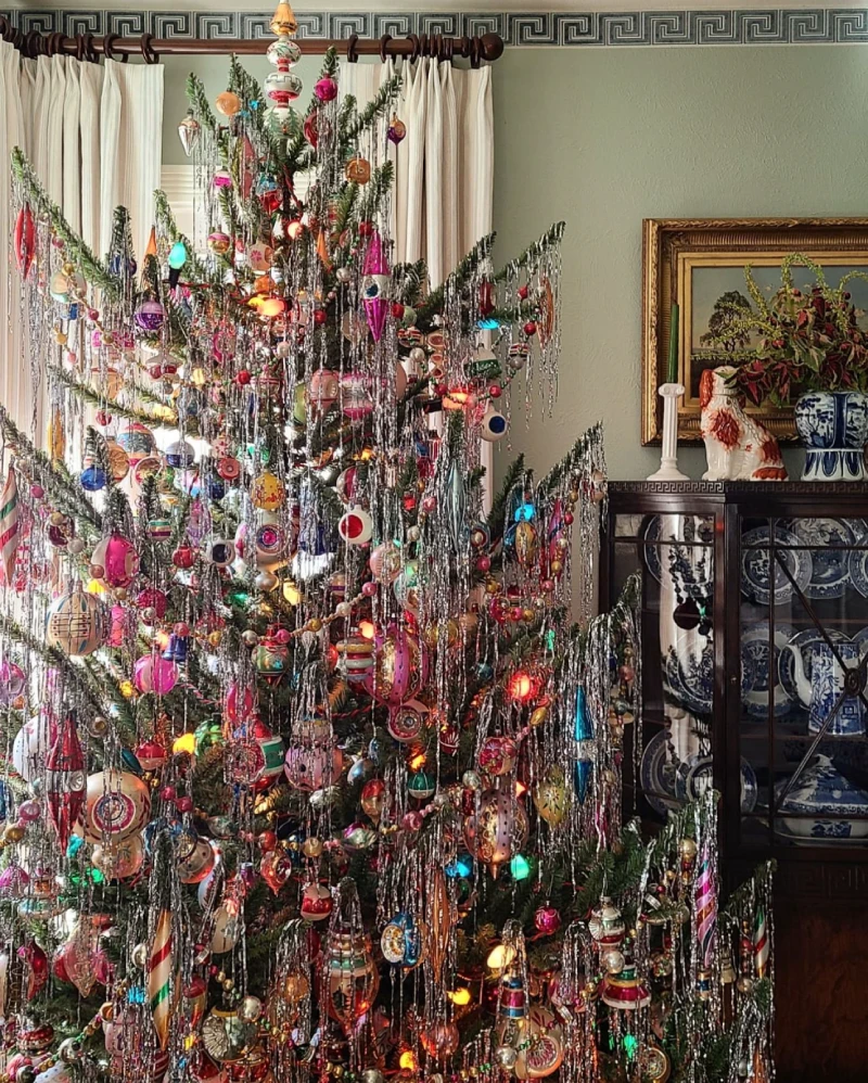 Holiday Decorating: Multicoloured vs. White Holiday Lights