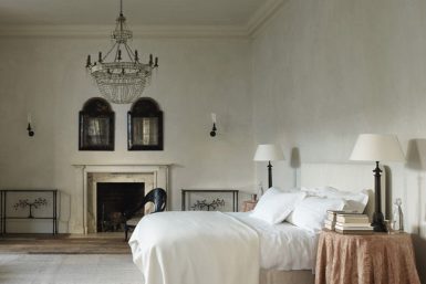 Balancing Warmth and Sophistication in Modern Rustic Interiors